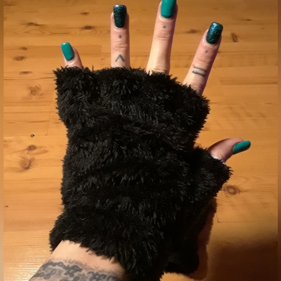 Brand new kitty gloves - Picture 4 of 6
